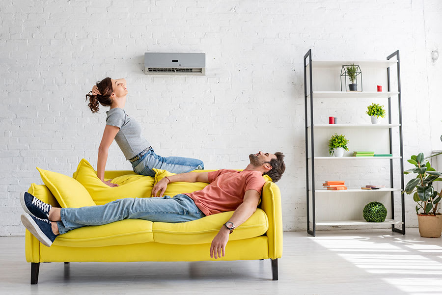 Koppel koelt hun woonkamer met een vaste airconditioner