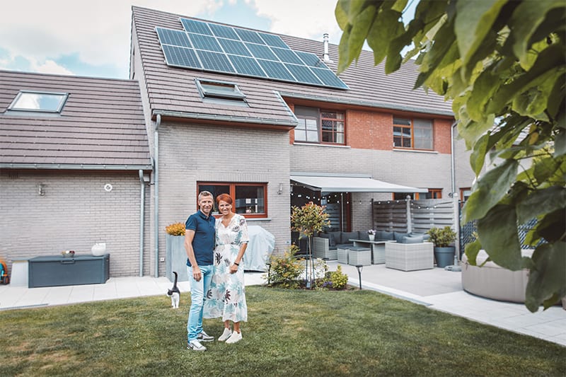 Michael en zijn vrouw voor hun zonnepanelen in Aalst