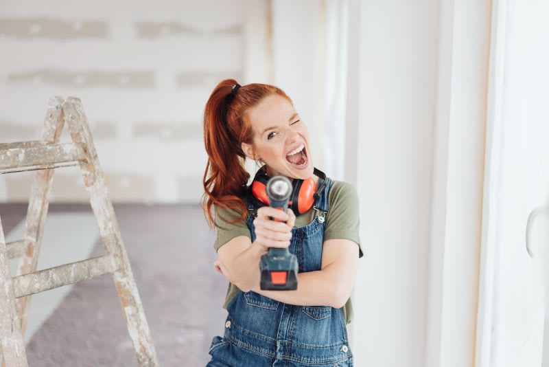 Vrouw die gelukkig is dankzij een renteloze lening voor haar energiewerkzaamheden