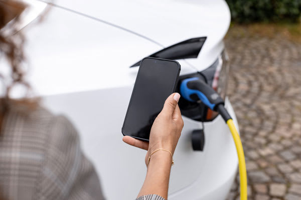 Recharge_Voiture_electrique_Economie_Domicile_Tarifs_Heures_creuses_Application_Energie_solaire_Conseils_Facture_Electricite_Panneaux_solaires_Tarif_bihoraire_Recharge_intelligente_Contrat_energie_Prix_Smart_charging_Equilibre_reseau_Gagner_de_l_argent_Capacitaire_Compteur_digital_Tarif_preferentiel_Optimiser_Maitriser_Confort